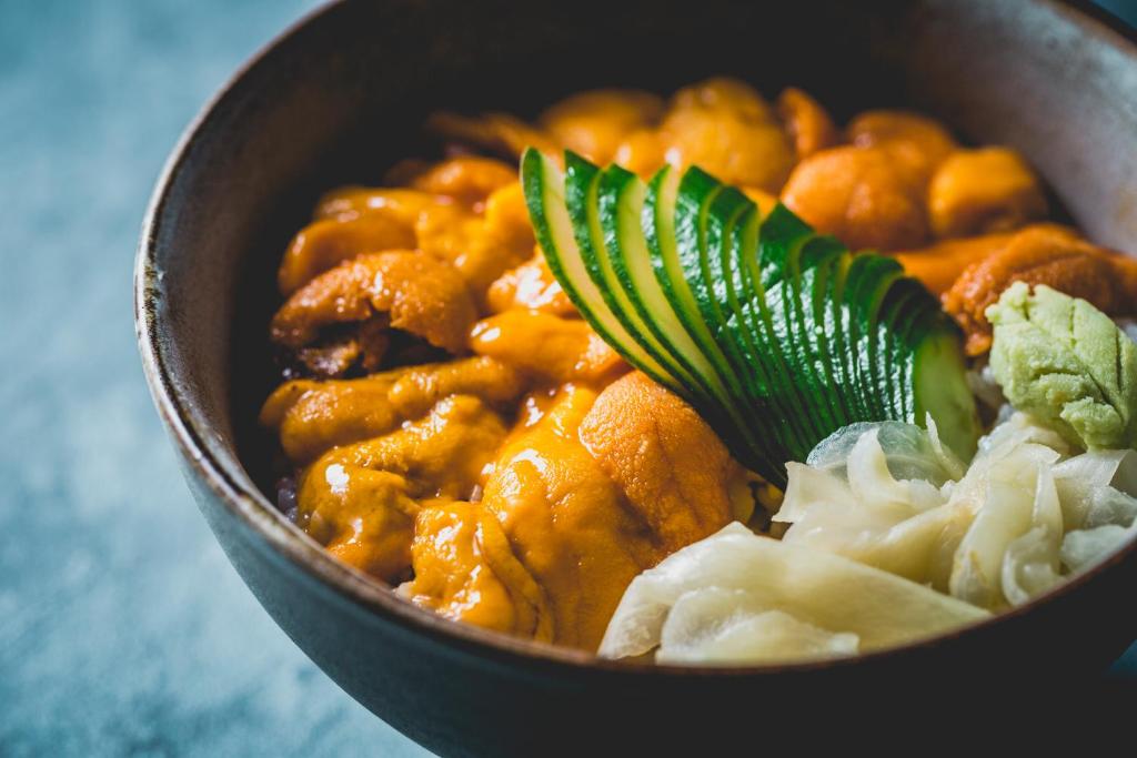 - un bol de nourriture avec de la viande et des légumes dans l'établissement Hotel Sonia Otaru, à Otaru
