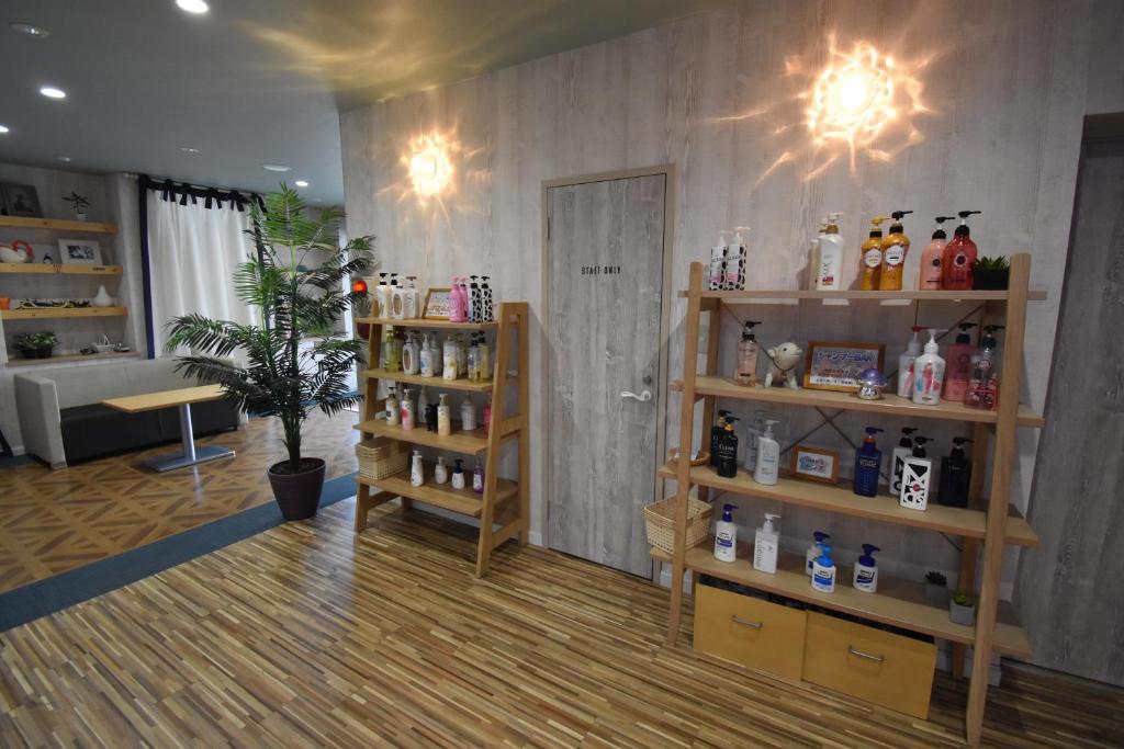 une chambre avec des bouteilles et des étagères de méthodologie dans l'établissement Hotel Melia RESORT(Adult Only), à Fuefuki