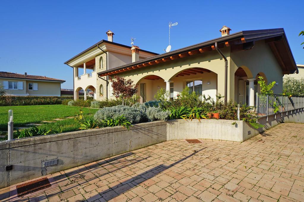 une maison avec une allée en briques devant elle dans l'établissement Villa Serraglie con piscina privata, à Raffa