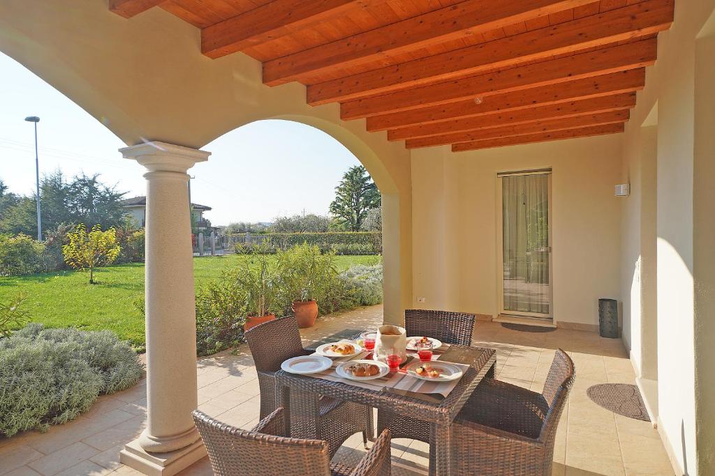 d'une terrasse avec une table et de la nourriture. dans l'établissement Villa Serraglie con piscina privata, à Raffa 11 autres photos