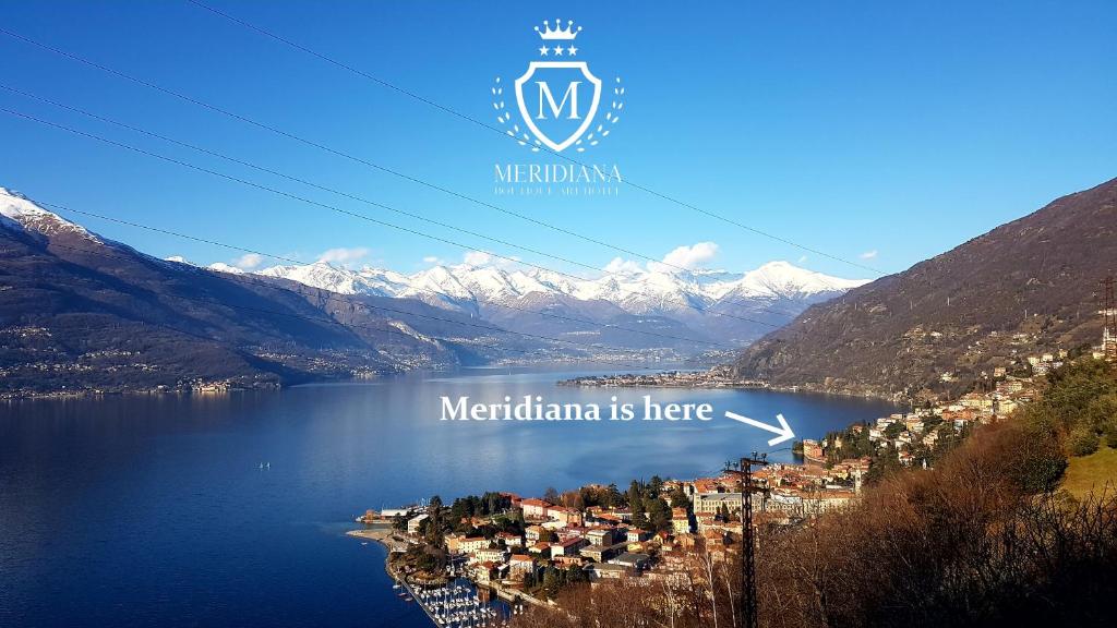 une ville sur un lac avec des montagnes en arrière-plan dans l'établissement Hotel Meridiana, à Bellano