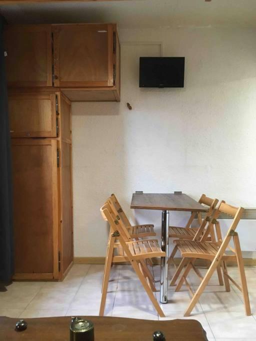 une salle à manger avec une table et deux chaises dans l'établissement Résidence Les Ecrins, aux Orres