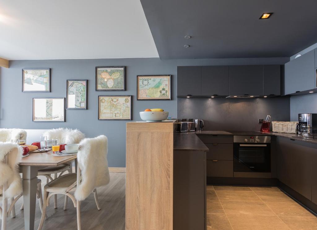 une cuisine avec une table et une salle à manger dans l'établissement Phoenix 101, à Tignes