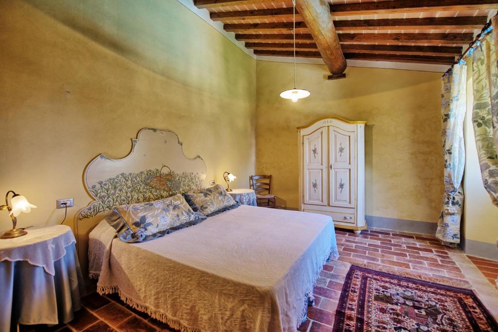 une chambre avec un lit dans une pièce dans l'établissement Poggiolino by PosarelliVillas, à Chitignano 26 autres photos