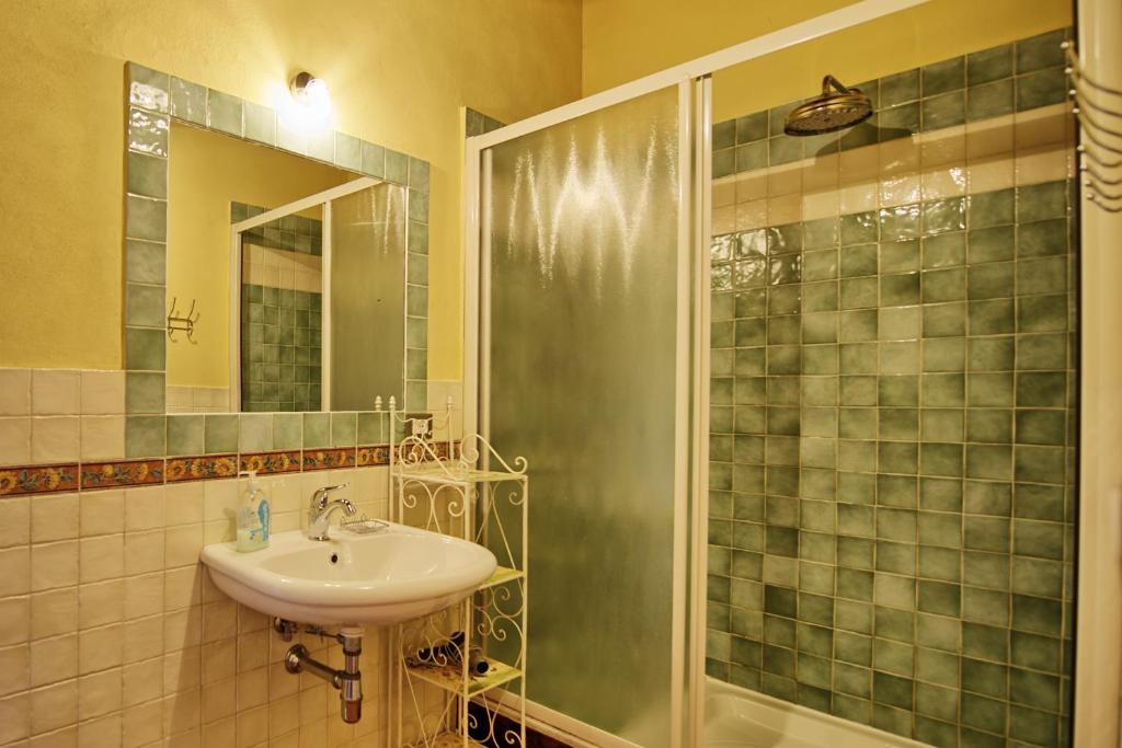 une salle de bain avec un lavabo et une douche dans l'établissement Poggiolino by PosarelliVillas, à Chitignano