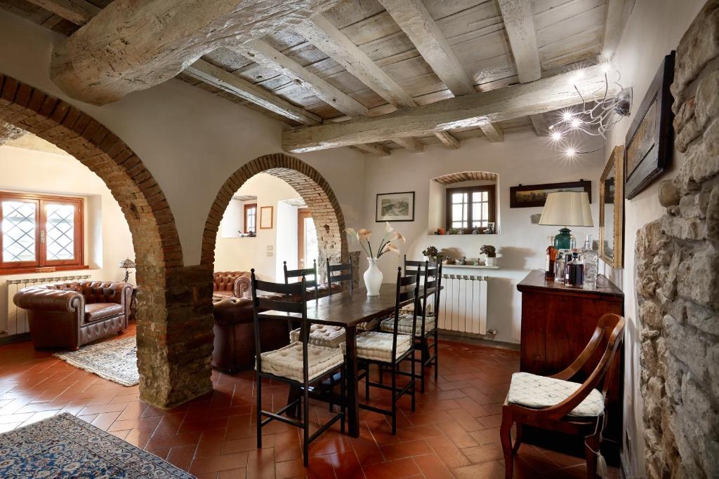 une cuisine et un salon avec une table et des chaises dans l'établissement Casa dei Ghiri, à Borgo San Lorenzo