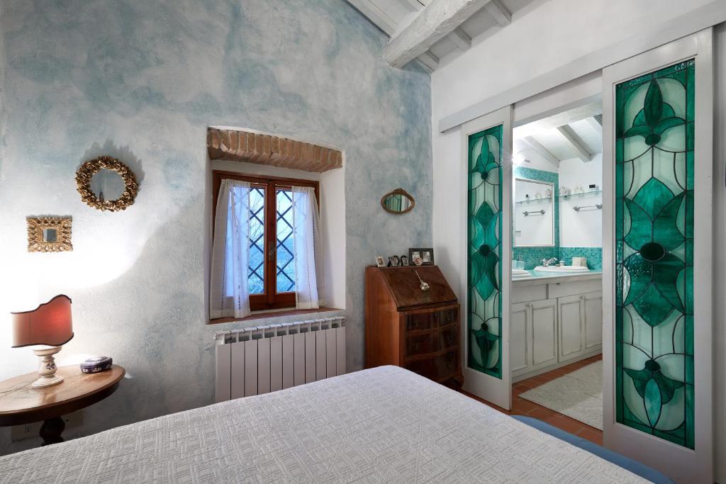 une chambre avec un lit, un lavabo et un miroir dans l'établissement Casa dei Ghiri, à Borgo San Lorenzo 20 autres photos
