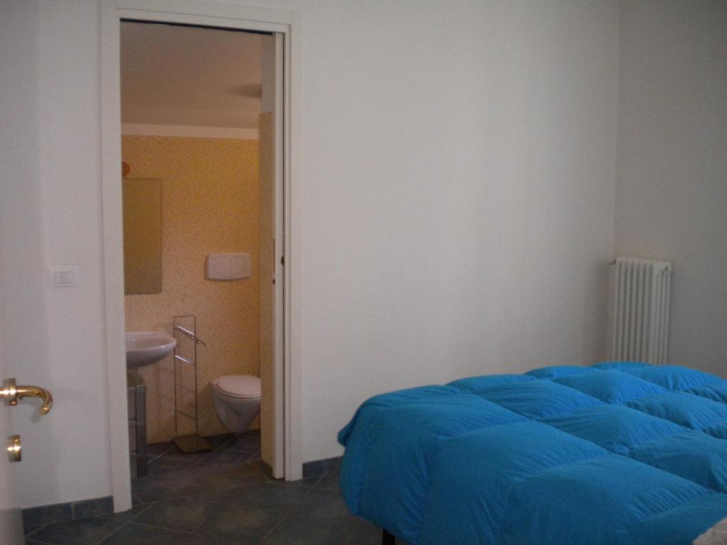 - une chambre avec un lit, un lavabo et des toilettes dans l'établissement Residence Désirée, à Rimini