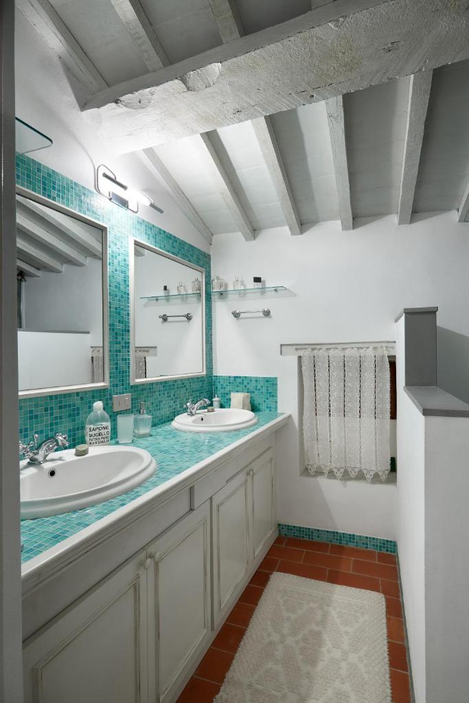 une salle de bain avec deux lavabos et un miroir dans l'établissement Casa dei Ghiri, à Borgo San Lorenzo