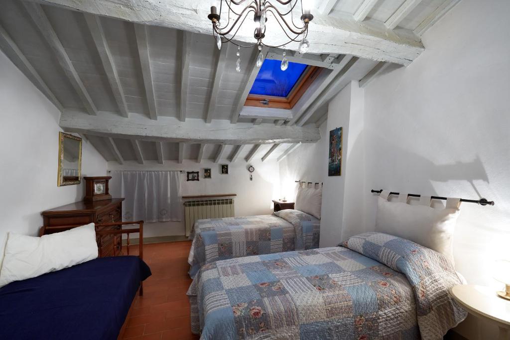 - une chambre avec 2 lits et un plafond avec une fenêtre dans l'établissement Casa dei Ghiri, à Borgo San Lorenzo