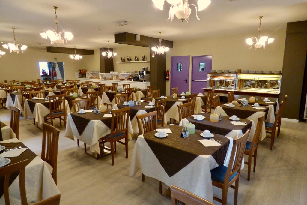 une salle à manger remplie de tables et de chaises dans l'établissement Mon Repos, à Lido di Jesolo
