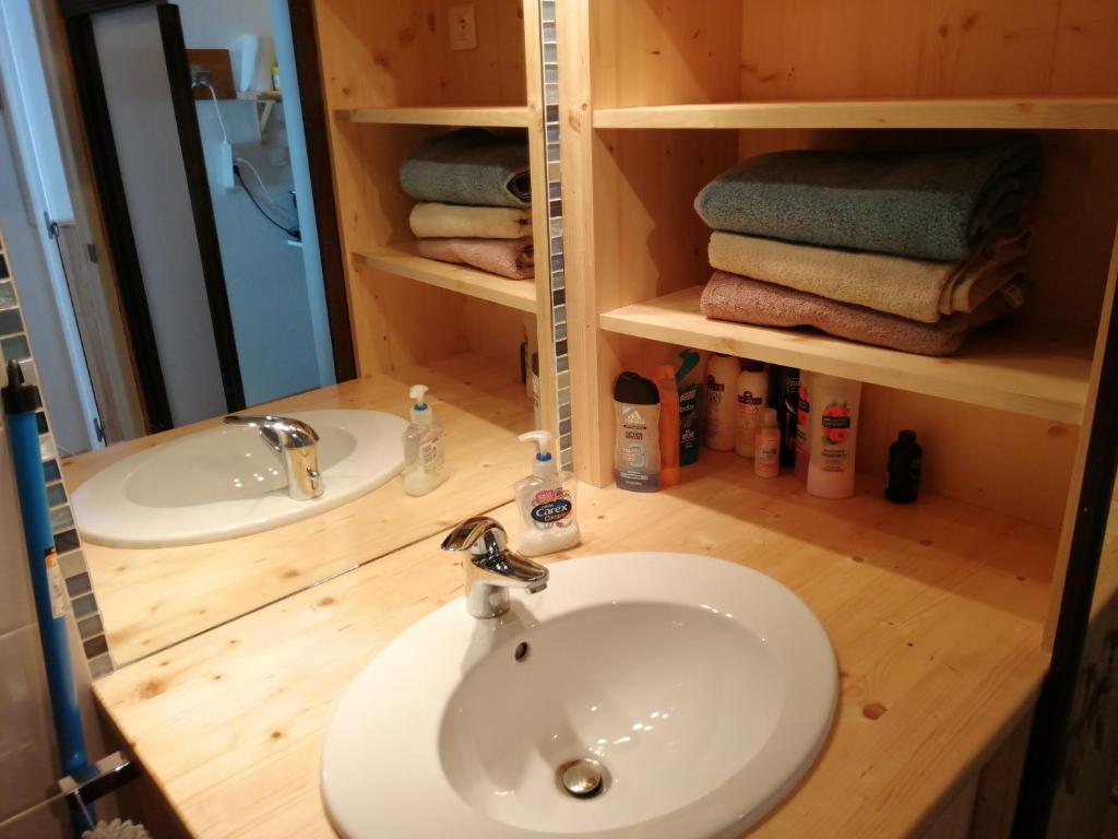 une salle de bain avec un lavabo et un miroir dans l'établissement Plagne AIME 2000 Ski Apartments, à Aime La Plagne