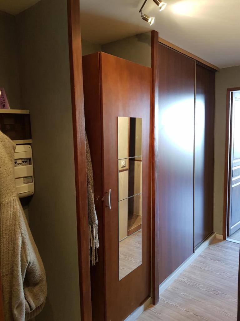 - une porte en bois avec un miroir dans l'établissement Appart 4/5 pers résidence 4* des Bergers pieds des pistes, à L'Alpe-d'Huez