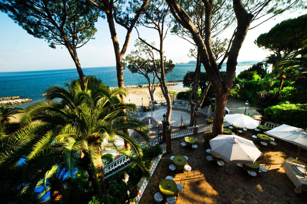 - une vue sur l'océan depuis le balcon d'un complexe dans l'établissement Grande Albergo Miramare, à Formia