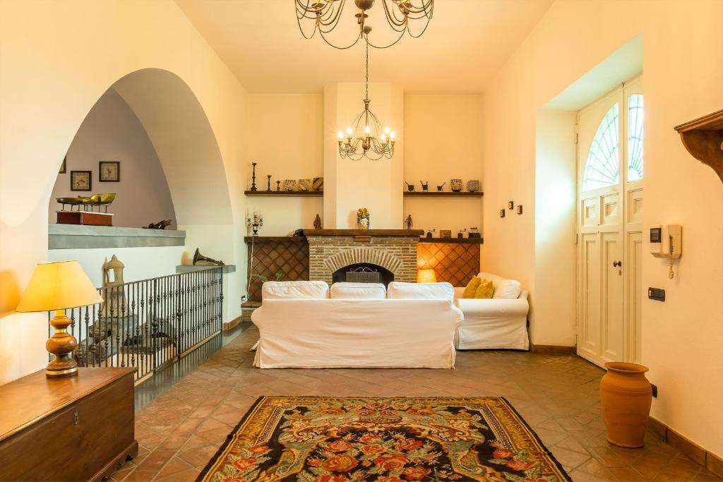 - un salon avec un lit et une cheminée dans l'établissement Dimora Cariga - Home & pool, à Giarre