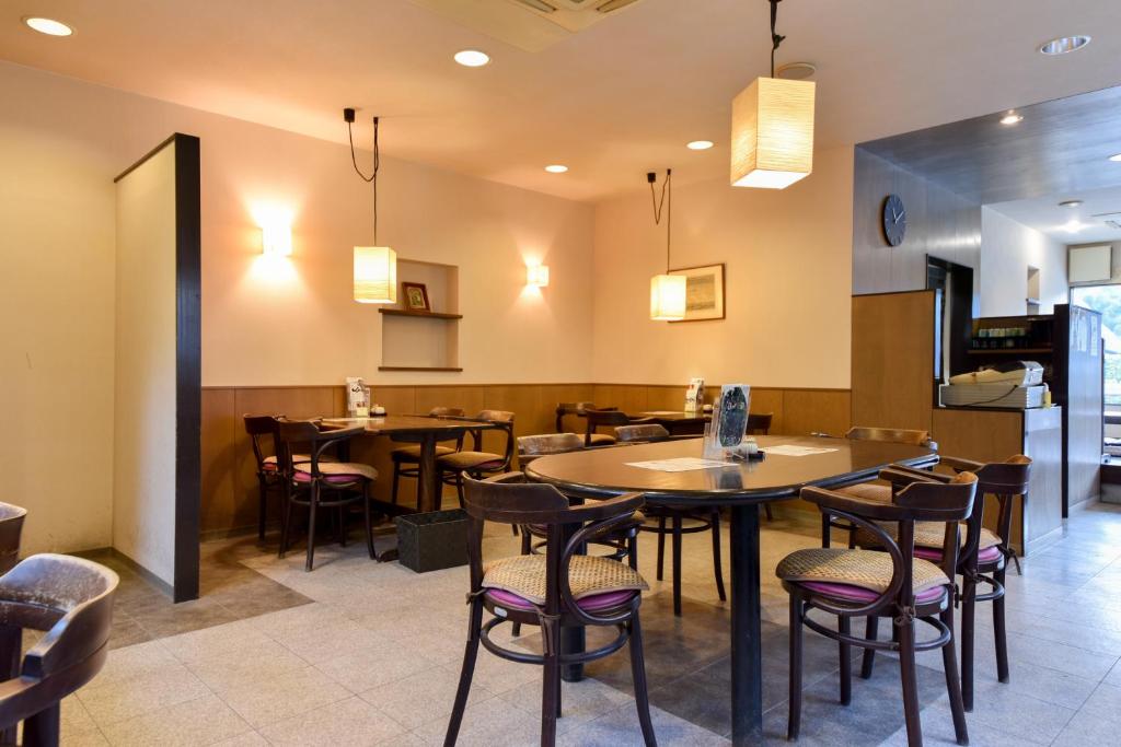 un restaurant avec des tables et des chaises dans une salle dans l'établissement Kyo no Minshuku Ohara no Sato, à Kyoto