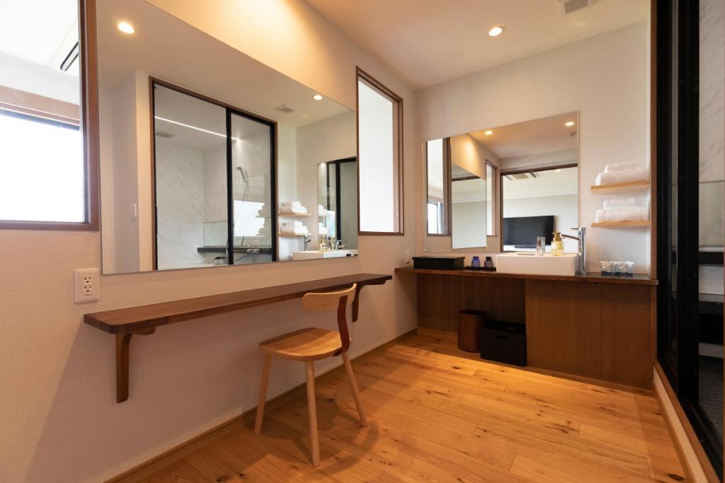 La salle de bains est pourvue d'un bureau et d'une chaise. dans l'établissement 宮島離れの宿 IBUKU -Miyajima Hanare no Yado IBUKU-, à Miyajima
