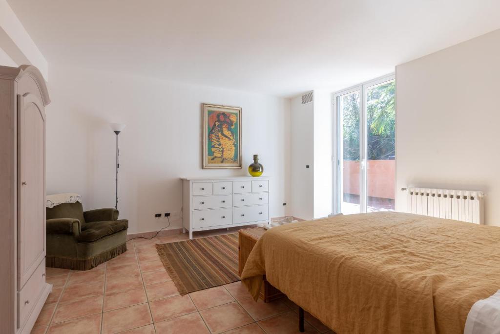 une chambre avec un lit, une chaise et une fenêtre dans l'établissement Il Giardino di Michela by DomuSicily, à Mondello 44 autres photos