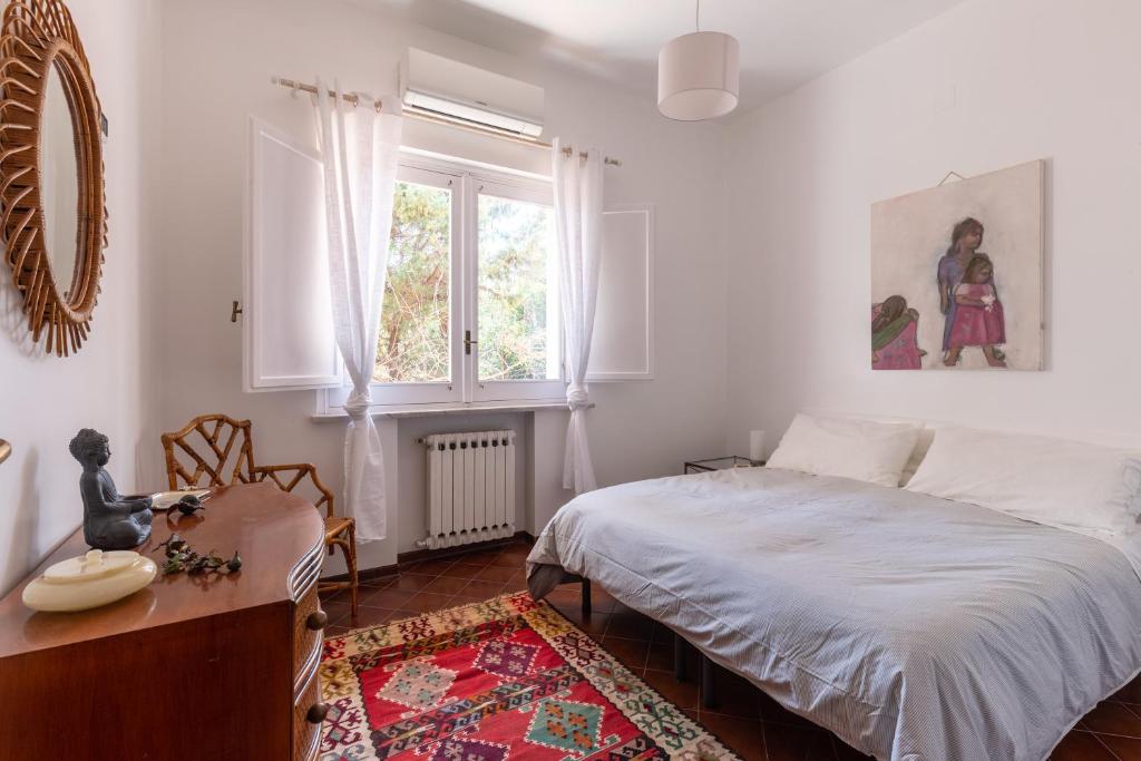 une chambre avec un lit, un bureau et une fenêtre dans l'établissement Il Giardino di Michela by DomuSicily, à Mondello