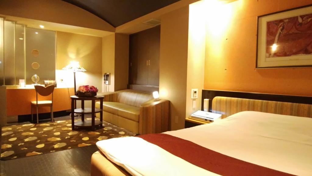 une chambre d'hôtel avec un lit et un bureau dans l'établissement LA.FESTA (Adult Only), à Takamatsu