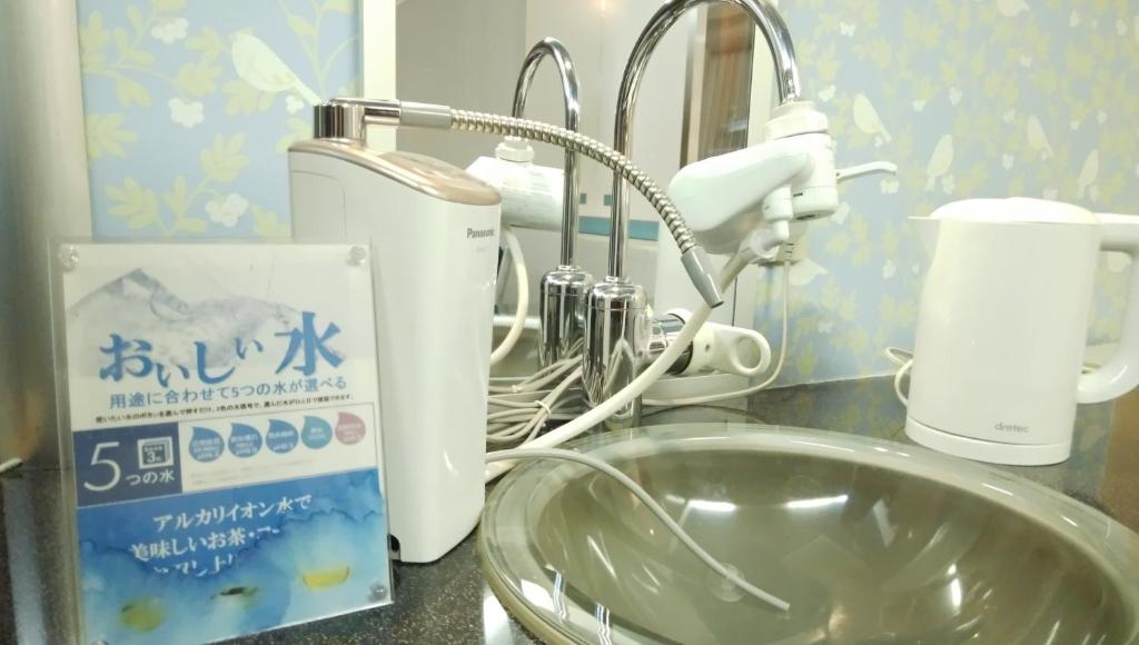 un comptoir de cuisine avec un évier et un mitigeur dans l'établissement LA.FESTA (Adult Only), à Takamatsu