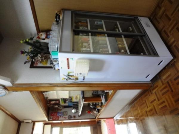 - une vue sur la cuisine dans une maison dans l'établissement Minshuku Kobayashi, à Narusawa