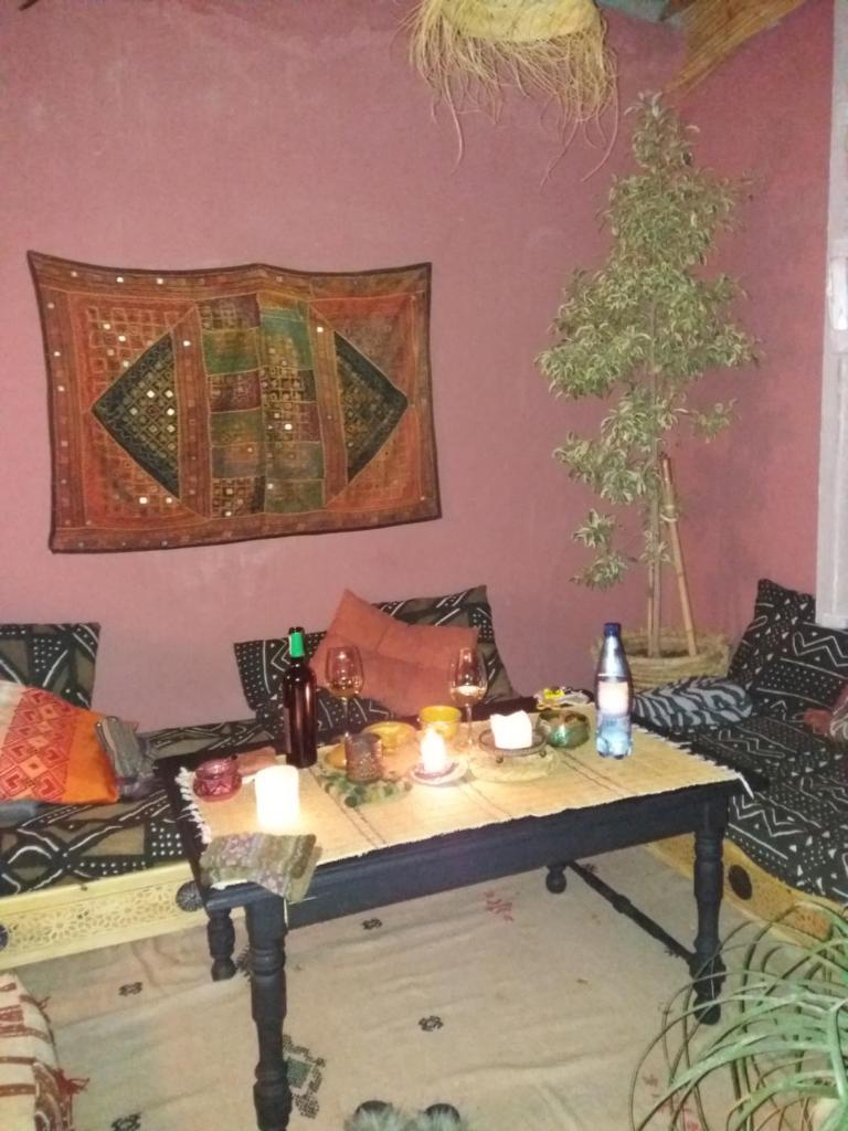 - un salon avec une table et des bougies dans l'établissement Riad Kainos, à Marrakech 28 autres photos