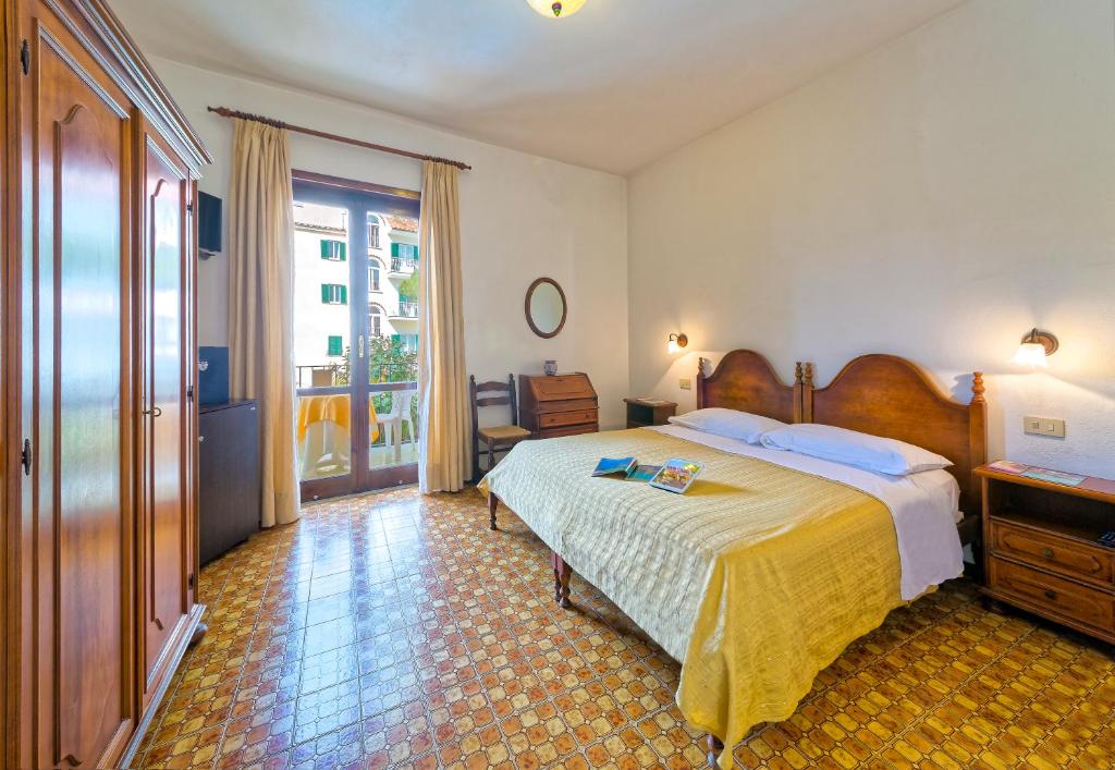 une chambre avec un grand lit et une fenêtre dans l'établissement Hotel San Valentino Terme, à Ischia