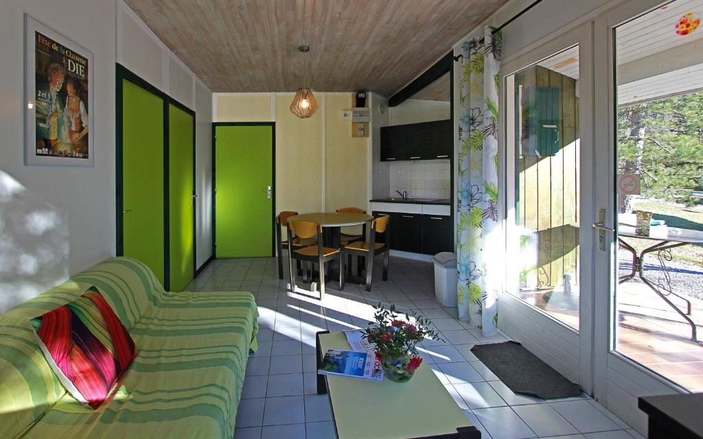un salon avec un canapé et une table dans l'établissement Chanteduc, à Beaurières