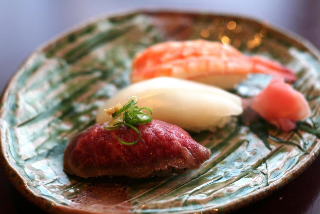 une plaque de nourriture contenant de la viande et des légumes dans l'établissement Ichidaya, à Toyooka