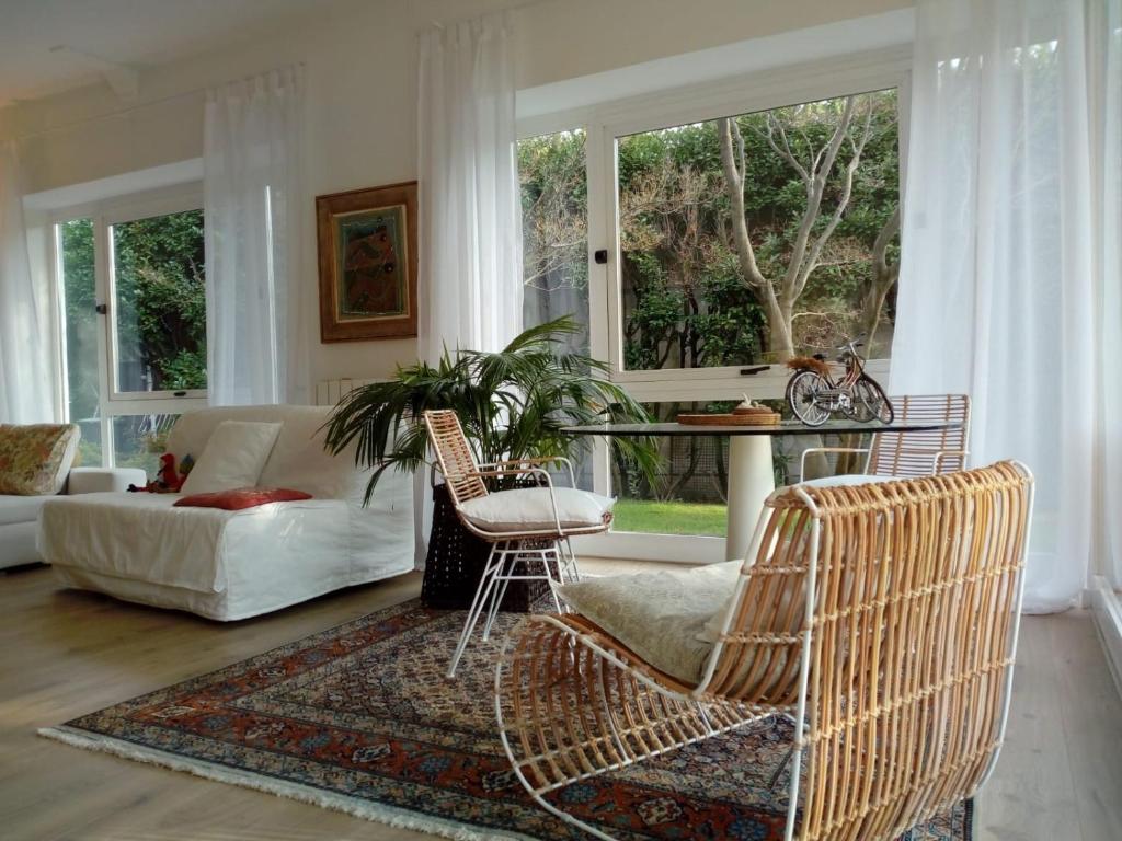 un salon avec deux chaises et un canapé dans l'établissement Villa Alice, à Lesa