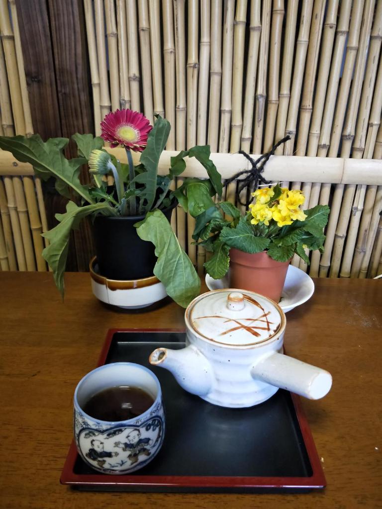 - une table avec une tasse de café et un plateau/bouilloire dans l'établissement Izu Hokkawa Seaside Guesthouse 伊豆北川の家, à Higashiizu