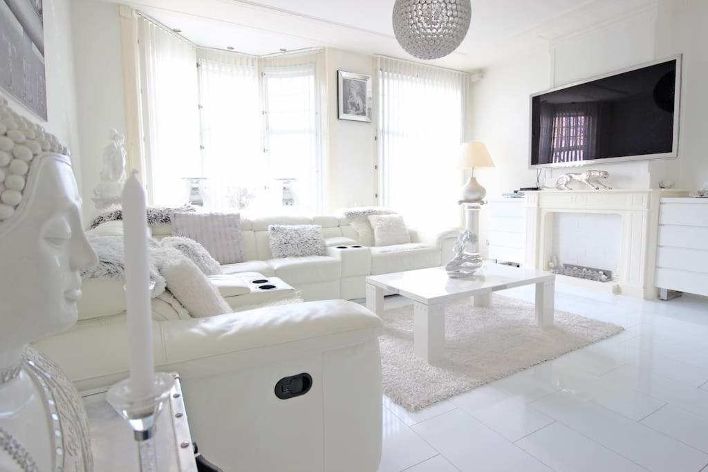White Luxury Penthouse in City Centre 5