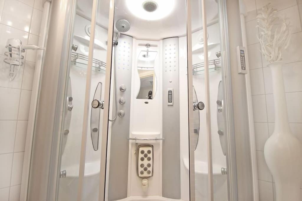White Luxury Penthouse in City Centre 7