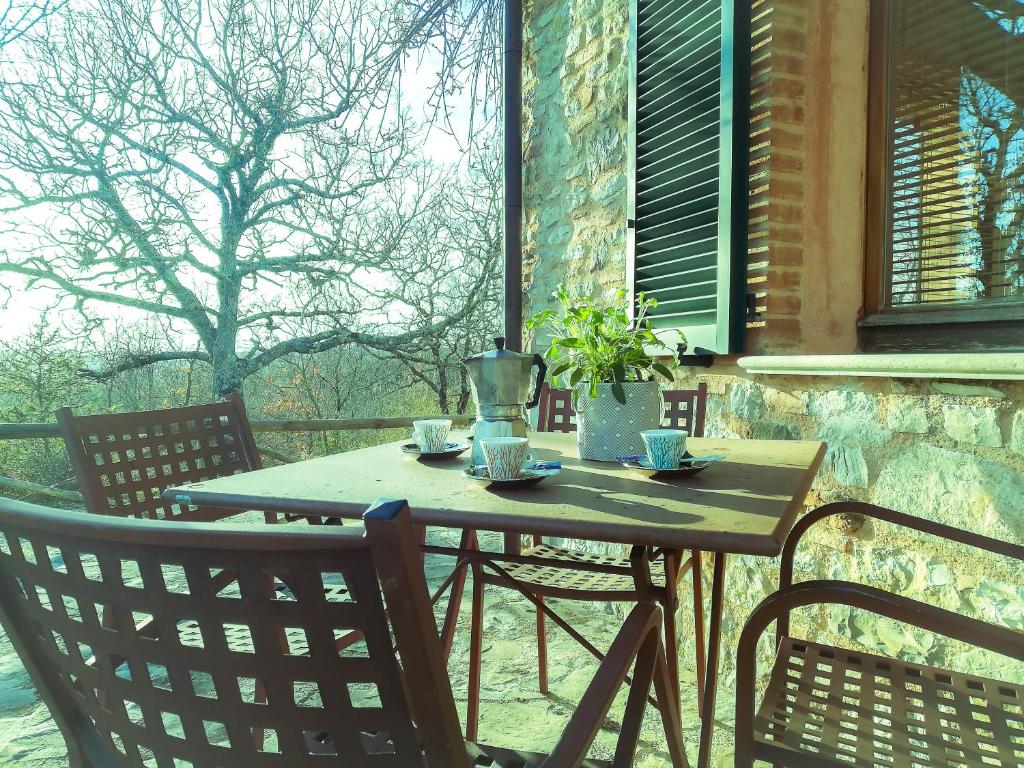 une table et des chaises en bois sur une terrasse dans l'établissement Villa Lavanda, à San Venanzo