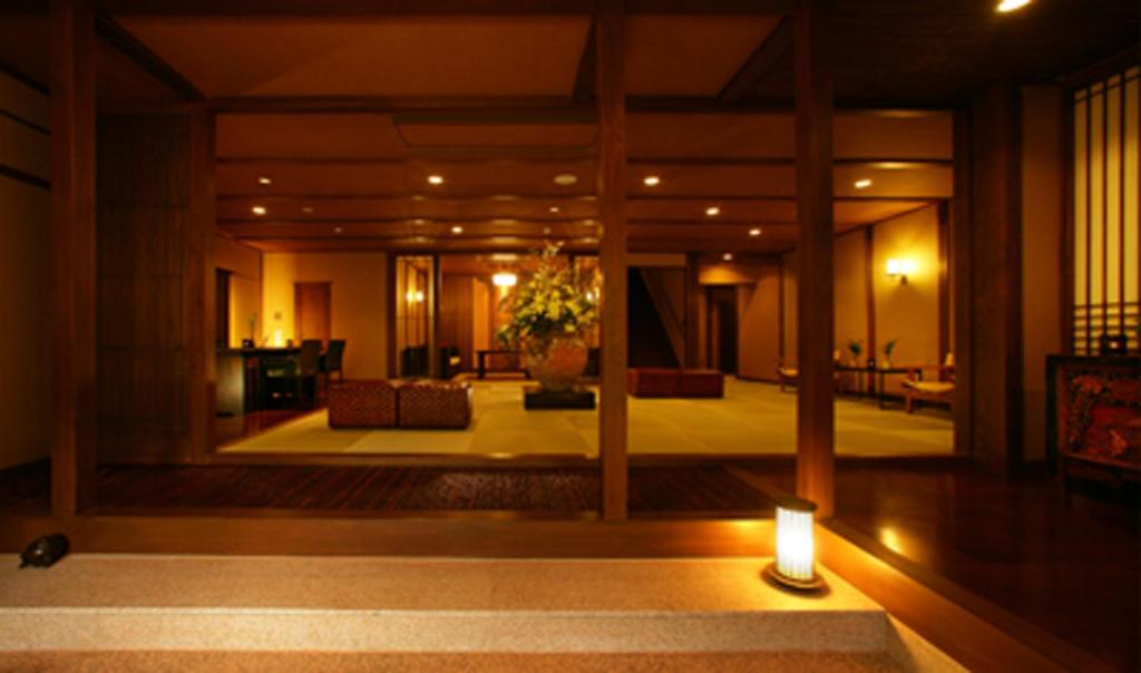 un hall d'un hôtel avec une bougie à l'étage dans l'établissement Hakone Onsen Ryokan Yaeikan, à Hakone