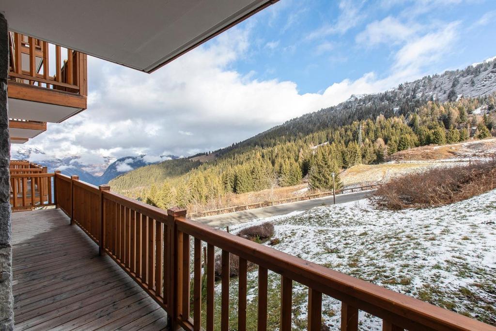 Elle comprend un balcon offrant une vue sur une montagne enneigée. dans l'établissement Arc 1800 Alpage du chantel Iseran SKI-in SKI-out, à Arc 1800