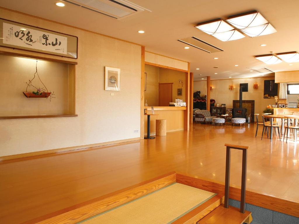 Il comprend un salon doté de parquet et d'une salle à manger. dans l'établissement Ryokan Chinsen-Rou, à Nantan city