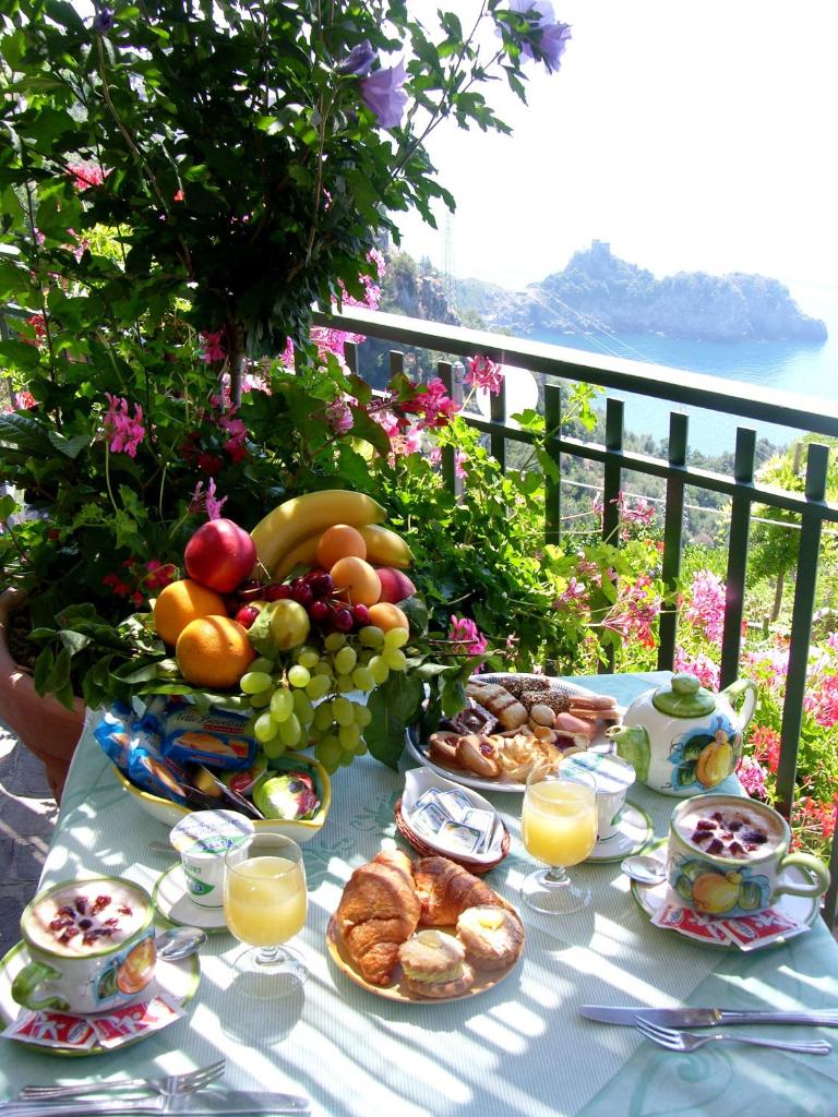 une table avec un tas de nourriture dessus dans l'établissement Locanda Degli Agrumi, à Conca dei Marini