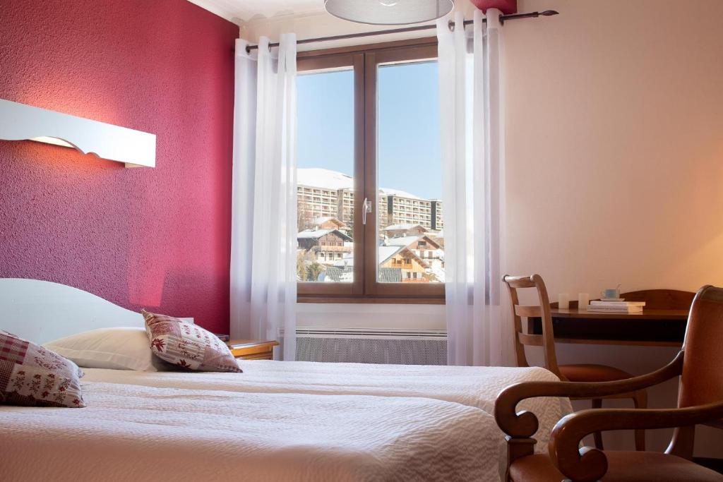 une chambre avec un lit et une fenêtre dans l'établissement Hôtel Les Soldanelles, à La Toussuire 37 autres photos
