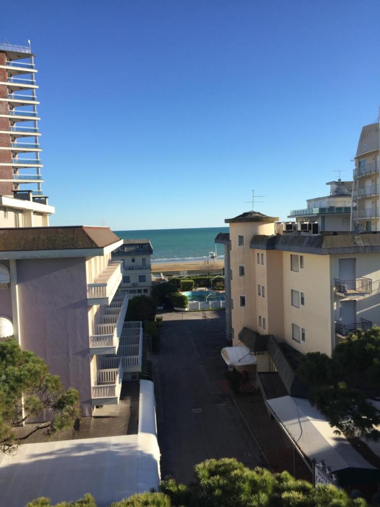 une vue sur la plage depuis le balcon d'un immeuble dans l'établissement Hotel Storione, à Lido di Jesolo
