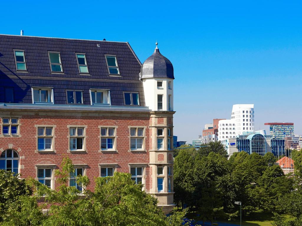 THE RED - Living Suites by the Rhine 1