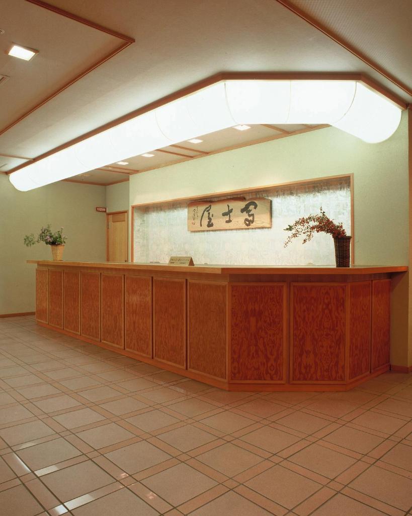 une salle d'attente avec un bureau et un panneau mural dans l'établissement Kawayu Onsen Fujiya, à Hongu 37 autres photos