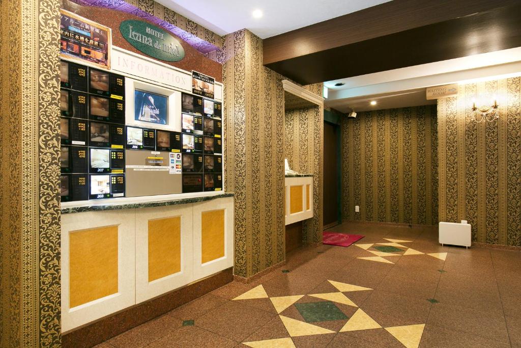 un hall avec une exposition de vins dans un bâtiment dans l'établissement Hotel Luna Sakuranomiya (Adult Only), à Osaka