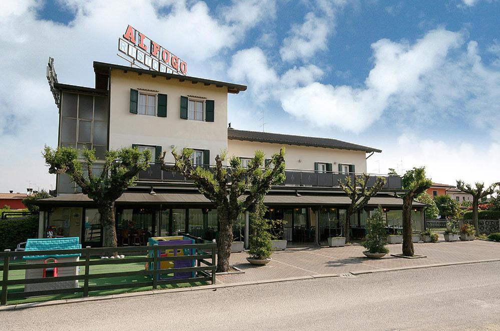 un bâtiment avec une clôture devant lui dans l'établissement Hotel Al Fogo, à Bevazzana