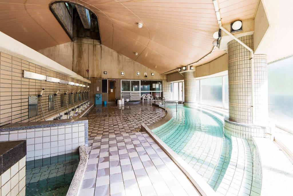 - une piscine dans un bâtiment avec piscine dans l'établissement Minshuku Nihonkai, à Ishikari