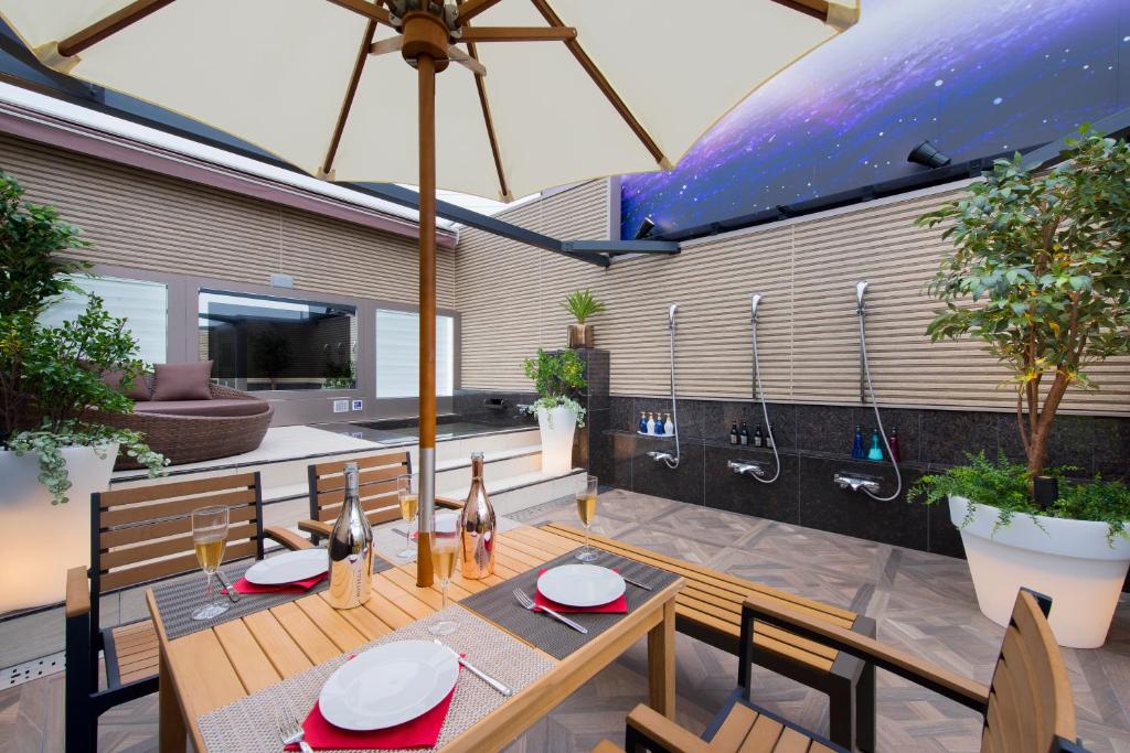 un patio avec une table et des chaises et une cuisine dans l'établissement HOTEL W-PARTY-W GROUP HOTELS and RESORTS-, à Kawaguchi