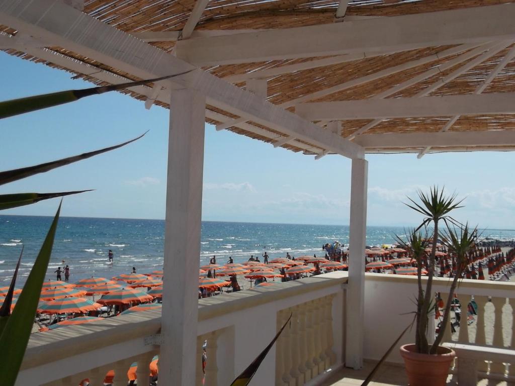 une vue sur une plage avec des parasols et l'océan dans l'établissement Lido Impero, à Palagiano