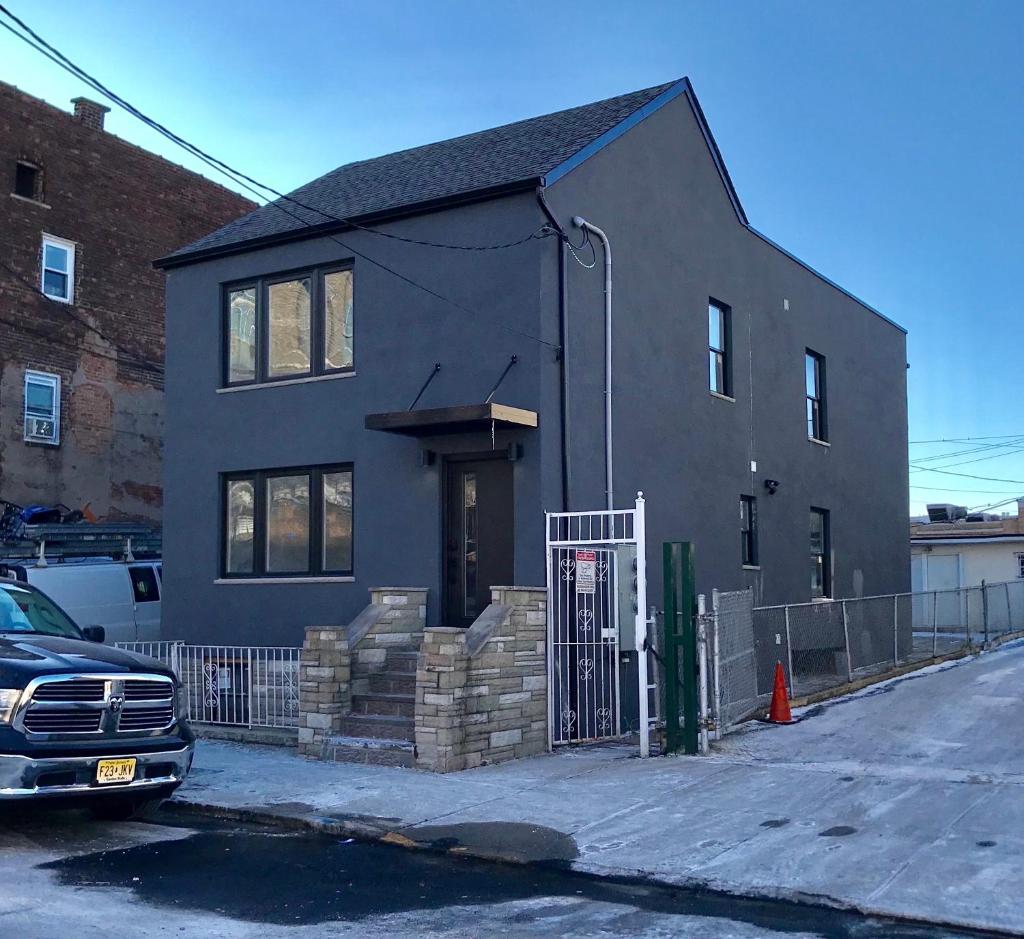 Modern GuestHouse Ironbound Newark with KITCHEN-FastTrainToNYC-OneStopToAirport Image