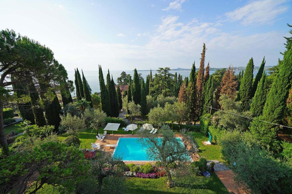 - une vue aérienne sur un jardin avec une piscine dans l'établissement Villa Vibe Luce, beautiful period villa with private pool and lake view, à Gardone Riviera